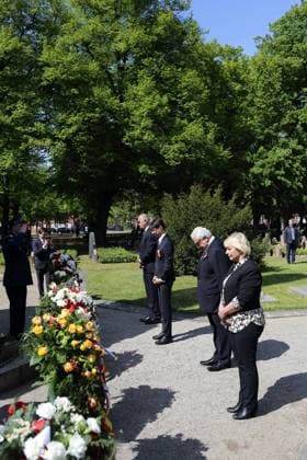 Kranzniederlegung anlässlich des Endes des Zweiten Weltkriegs vor 75 Jahren auf dem sowjetischen Ehrenfriedhof am Bassinplatz in Potsdam, 8. Mai 2020. V.l.n.r. Ministerpräsident Dietmar Woidke (SPD), der weißrussische Botschafter in Deutschland Denis Sidorenko, der russische Botschafter in Deutschland Sergej J. Netschajew und Landtagspräsidentin Ulrike Liedtke (SPD). Kriegsende vor 75 Jahren: Kranzniederlegung in Potsdam *** Laying of a wreath on the occasion of the end of the Second World War 75 years ago at the Soviet cemetery of honour at Bassinplatz in Potsdam, 8 May 2020 V l n r Prime Minister Dietmar Woidke SPD , the Belarusian Ambassador to Germany Denis Sidorenko, the Russian Ambassador to Germany Sergej J Netschajew and President of the State Parliament Ulrike Liedtke SPD