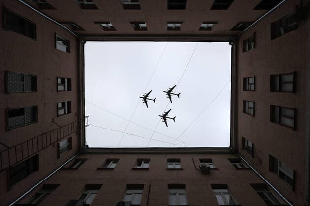 Bilder des Jahres 2020, News 05 Mai News Themen der Woche KW19 News Bilder des Tages MOSCOW, RUSSIA - MAY 9, 2020: Tupolev Tu-95MS strategic bomber aircraft fly over Moscow s Bolshaya Dmitrovskaya Street during a Victory Day air show marking the 75th anniversary of the victory over Nazi Germany in World War II. Sergei Savostyanov TASS  TS0D88C0