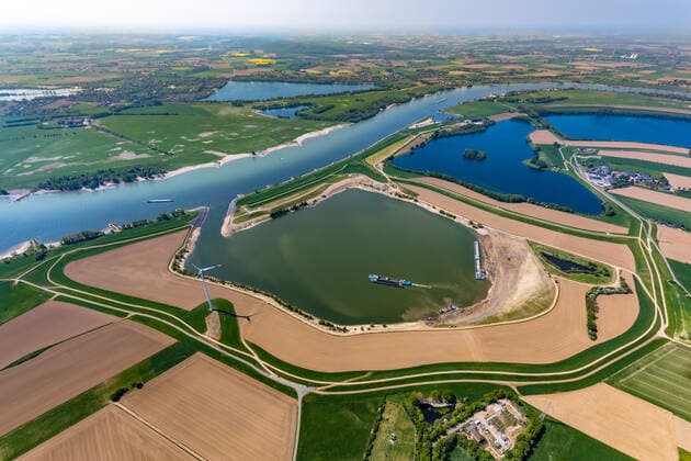 Luftbild, Fluss Rhein, Abgrabungsseen Bislicher Ley, Roosenhofsee, Grindsee, Windkrafträder, Rees, Niederrhein, Nordrhein-Westfalen, Deutschland !ACHTUNGxMINDESTHONORARx60xEURO! *** Aerial photograph, River Rhine, excavation lakes Bislicher Ley, Roosenhofsee, Grindsee, wind turbines, Rees, Lower Rhine, North Rhine Westphalia, Germany ATTENTIONxMINDESTHONORARx60xEURO