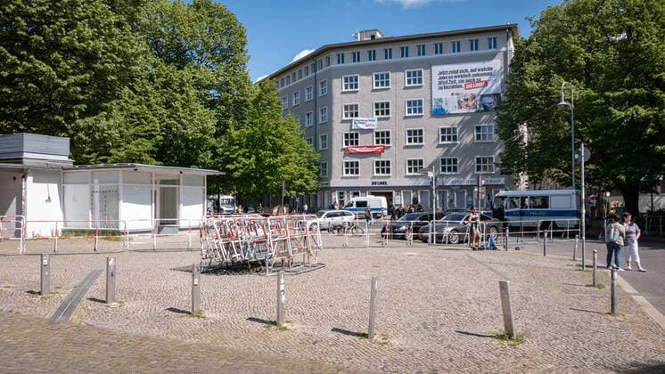 09.05.2020,Berlin,Deutschland,GER,die Stadt zu Zeiten der Corona Pandemie.Die Linke Bundesgeschäftsstelle am Rosa-Luxenburg-Platz.