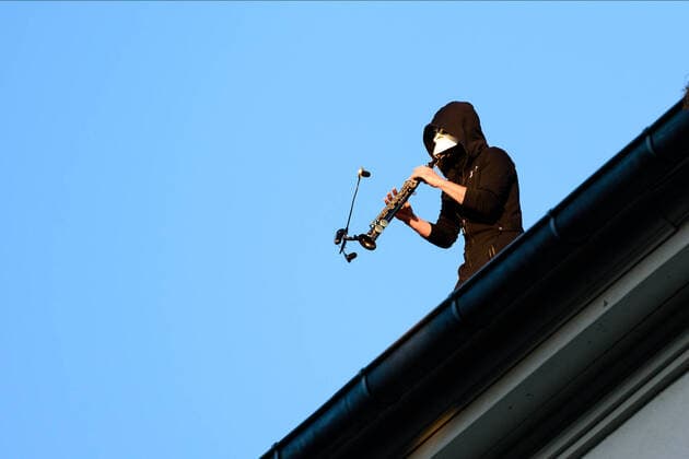 Bilder des Jahres 2020, Entertainment 05 Mai Entertainment Themen der Woche News Bilder des Tages May 9, 2020, Berlin, Berlin, Germany: The musician Junk-E-cat can be seen while he gives a spontaneous concert on the roof of a house. The Berlin-based musician Junk-E-cat combines acoustic and electronic elements and seamlessly combines a selection of reed instruments with finger drumming and live looping. Since 4 May, open-air meetings with up to 50 participants are generally permit-free, provided that distance and hygiene rules are observed. Berlin Germany - ZUMAs172 20200509_zap_s172_001 Copyright: xJanxScheunertx