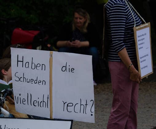 Coronavirus, Demonstration gegen Corona-Maßnahmen Demonstranten halten Transparent vor mit der Aufschrift Haben die Schweden vielleicht recht? , am 09.05.2020 in Flensburg, Hafen, Hafenspitze