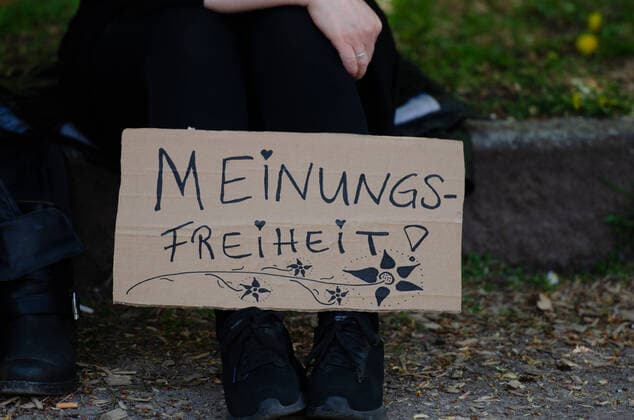 Coronavirus, Demonstration gegen Corona-Maßnahmen Transparent mit Aufschrift Meinungsfreiheit , am 09.05.2020 in Flensburg, Hafen, Hafenspitze