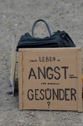 Coronavirus, Demonstration gegen Corona-Maßnahmen Transparent mit der Aufschrift auzf Sandboden Macht Leben in Angst und Isolation uns wirklich gesünder? , am 09.05.2020 in Flensburg, Hafen, Hafenspitze
