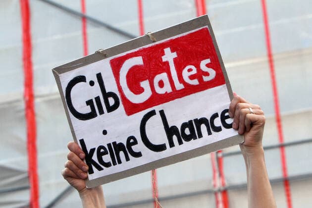 News Bilder des Tages Eine genehmigte Demonstration gegen das coronabedingte Infektionsschutzgesetz und die damit einhergehenden Freiheitsbeschränkungen fand in der Innenstadt von Köln statt, Nordrhein Westfalen, Deutschland. Eine Demonstrantin hält ein Plakat mit Aufschrift gib Gates keine Chance hoch.