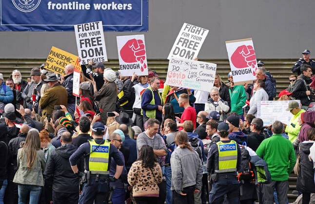 ANTI-VAXXER 5G CONSPIRACY LOCKDOWN PROTEST, Protesters gather outside Parliament House in Melbourne, Sunday, May 10, 2020. Anti-vaxxers and Victorians fed up with the coronavirus lockdown have broken social distancing rules to protest in Melbourne s CBD on Mother s Day. ( NO ARCHIVING, EDITORIAL USE ONLY, NO USE IN BOOKS WITHOUT CONSENT MELBOURNE VIC AUSTRALIA  Copyright: xSCOTTxBARBOURx 20200510001467715938