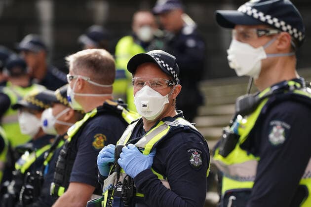 ANTI-VAXXER 5G CONSPIRACY LOCKDOWN PROTEST, Police officers look on as protesters gather outside Parliament House in Melbourne, Sunday, May 10, 2020. Anti-vaxxers and Victorians fed up with the coronavirus lockdown have broken social distancing rules to protest in Melbourne s CBD on Mother s Day. ( NO ARCHIVING, EDITORIAL USE ONLY, NO USE IN BOOKS WITHOUT CONSENT MELBOURNE VIC AUSTRALIA  Copyright: xSCOTTxBARBOURx 20200510001467723248