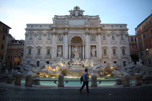 Roma, Italy 9 may 2020: Il primo fine settimana per inizio della fase 2 a Roma dopo la quarantena per emergenza Covid-19. Molte persone si riversano nelle principali piazze della capitale: Piazza, Navona, Campo dei Fiori. Fontana di Trevi.  Copyright: xMARCOxIACOBUCCIx xIPAx xMarcoxIacobuccix 0