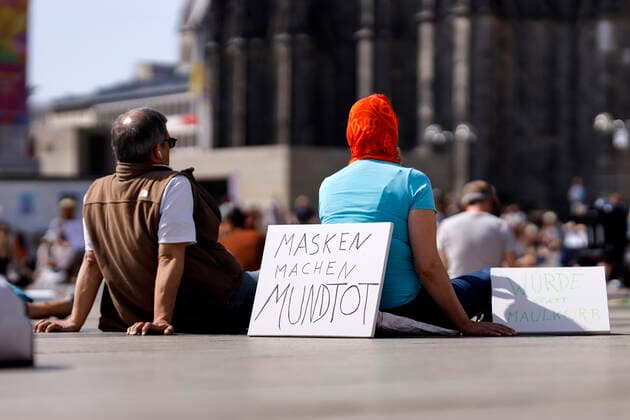 Unangemeldete Demo gegen Corona-Maßnahmen auf dem Roncalliplatz. Köln, 09.05.2020