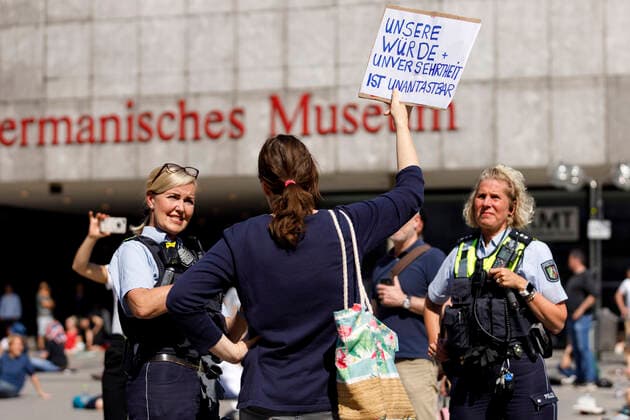 Unangemeldete Demo gegen Corona-Maßnahmen auf dem Roncalliplatz. Köln, 09.05.2020