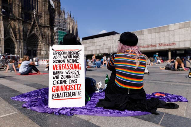 Unangemeldete Demo gegen Corona-Maßnahmen auf dem Roncalliplatz. Köln, 09.05.2020