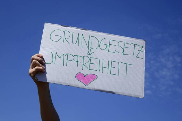 Schild auf Demonstration Schild auf Demonstration, 09.05.2020, Tiergarten, Platz der Republik, Berlin, Auf einer Protestdemonstration hält eine Frau ein Schild hoch.