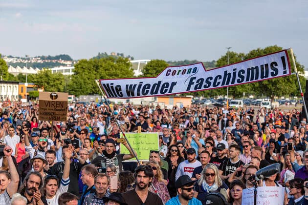 Deutschland, Baden-Württemberg, Stuttgart, 09.05.2020: 7. Mahnwache für das Grundgesetz. Mehrere Tausend Menschen demonstrieren in Stuttgart gegen Corona-Beschränkungen. Aufgerufen hatte die Initiative Querdenken711, die das Grundgesetz in Gefahr sieht. Demonstriert wurde auf dem Cannstatter Wasen.