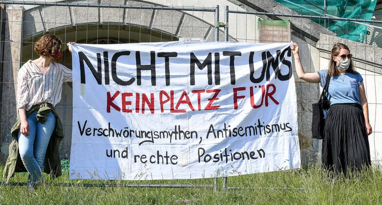 GER, Demo gegen Corona-Regeln in Bayern 09.05.2020, Hildegardplatz, Kempten, GER, Demo gegen Corona-Regeln in Bayern, 300 Menschen demonstrieren friedlich in einem abgesperrten Bereich vor der Basilika St. Lorenz gegen die aktuellen Corona-Regeln. Die Demonstranten hielten sich überwiegend an die Abstandsregeln. Die Polizei zeigte zwar Präsenz, hielt sich aber zurück und war mit dem Ablauf der Demo zufrieden. Ca 150 Zuschauer verfolgten das Geschehen. im Bild Demonstranten mit einem Banner