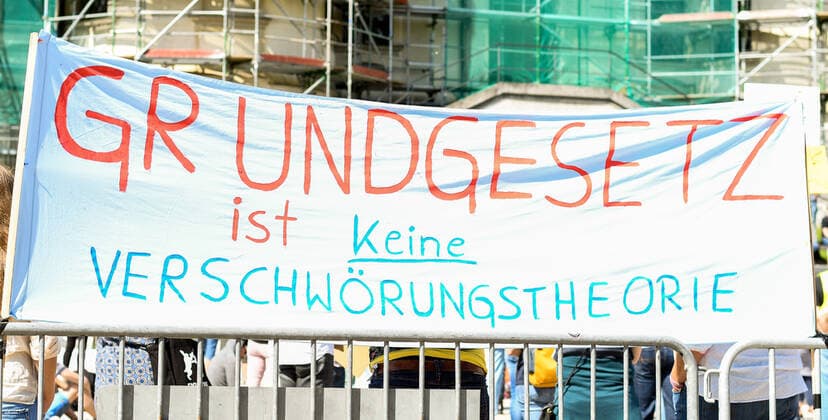 GER, Demo gegen Corona-Regeln in Bayern 09.05.2020, Hildegardplatz, Kempten, GER, Demo gegen Corona-Regeln in Bayern, 300 Menschen demonstrieren friedlich in einem abgesperrten Bereich vor der Basilika St. Lorenz gegen die aktuellen Corona-Regeln. Die Demonstranten hielten sich überwiegend an die Abstandsregeln. Die Polizei zeigte zwar Präsenz, hielt sich aber zurück und war mit dem Ablauf der Demo zufrieden. Ca 150 Zuschauer verfolgten das Geschehen. im Bild ein Protestbanner am Absperrzaun
