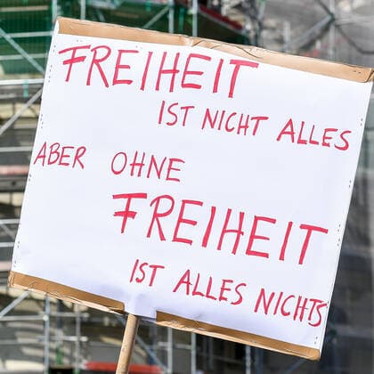 GER, Demo gegen Corona-Regeln in Bayern 09.05.2020, Hildegardplatz, Kempten, GER, Demo gegen Corona-Regeln in Bayern, 300 Menschen demonstrieren friedlich in einem abgesperrten Bereich vor der Basilika St. Lorenz gegen die aktuellen Corona-Regeln. Die Demonstranten hielten sich überwiegend an die Abstandsregeln. Die Polizei zeigte zwar Präsenz, hielt sich aber zurück und war mit dem Ablauf der Demo zufrieden. Ca 150 Zuschauer verfolgten das Geschehen. im Bild ein Protestplakat