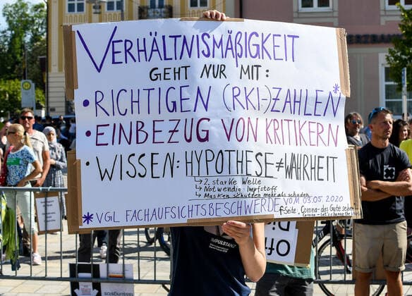 GER, Demo gegen Corona-Regeln in Bayern 09.05.2020, Hildegardplatz, Kempten, GER, Demo gegen Corona-Regeln in Bayern, 300 Menschen demonstrieren friedlich in einem abgesperrten Bereich vor der Basilika St. Lorenz gegen die aktuellen Corona-Regeln. Die Demonstranten hielten sich überwiegend an die Abstandsregeln. Die Polizei zeigte zwar Präsenz, hielt sich aber zurück und war mit dem Ablauf der Demo zufrieden. Ca 150 Zuschauer verfolgten das Geschehen. im Bild ein Protestplakat