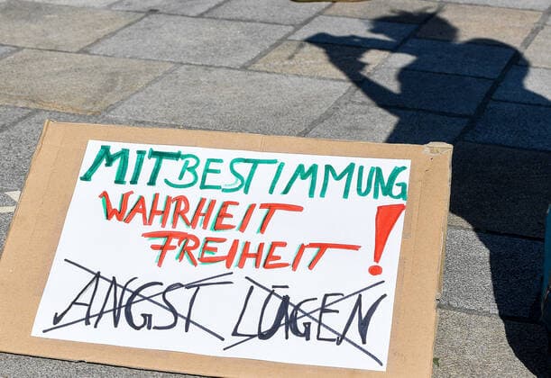 GER, Demo gegen Corona-Regeln in Bayern 09.05.2020, Hildegardplatz, Kempten, GER, Demo gegen Corona-Regeln in Bayern, 300 Menschen demonstrieren friedlich in einem abgesperrten Bereich vor der Basilika St. Lorenz gegen die aktuellen Corona-Regeln. Die Demonstranten hielten sich überwiegend an die Abstandsregeln. Die Polizei zeigte zwar Präsenz, hielt sich aber zurück und war mit dem Ablauf der Demo zufrieden. Ca 150 Zuschauer verfolgten das Geschehen. im Bild ein Protestplakat