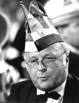 Norbert Blüm (Politiker) 02 88 hör Norbert Blüm bei der Verleihung des Orden wider den Tierischen Ernst in Aachen im Februar 1988 Deutschland deutsch deutscher Mann Politiker Politik CDU Minister Bundesminister Karneval Faßnacht Fasching Karnevalsverein Aachener Narrenkappe Narrenmütze Karnevalsmütze Mütze Kappe german politician hoch Portrait neutral sw *** Norbert Blüm politician 02 88 hear Norbert Blüm at the award ceremony of the Order against the Beastly Seriousness in Aachen in February 1988 Germany German German man politician politics CDU minister federal minister carnival carnival barrel night carnival club Aachener fools cap fools cap carnival hat cap german politician high portrait neutral sw