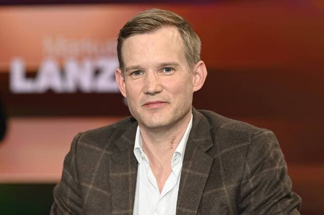 Prof. Hendrik Streeck (Virologe) 04 20 her Prof. Hendrik Streeck am 21. April 2020 in Markus Lanz , ZDF TV Fernsehen Talkshow Talk Show Deutschland deutsch deutscher Mann Wissenschaftler german scientist quer Portrait sitzend neutral