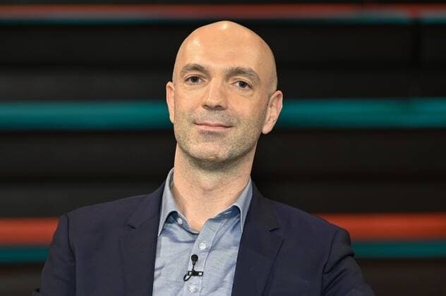 Jonas Schmidt-Chanasit (Virologe) 03 20 her Jonas Schmidt-Chanasit am 18. März 2020 in Markus Lanz , ZDF TV Fernsehen Talkshow Talk Show Deutschland deutsch deutscher Mann Mediziner Professor Hamburger Bernhard-Nocht-Institut für Tropenmedizin german physician scientist quer Portrait sitzend neutral