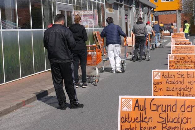Feature Symbol: Schlange vor Baumarkt 03 20 thg Kundenschlange vor einer Filiale von Hornbach in Bielefeld am 18.03.2020 Deutschland Corona Virus Coronavirus SARS-CoV-2 Pandemie Epidemie Seuche Hamsterkäufe Hamsterkauf Panikkäufe Panik Käufe Kauf Laden Geschäft leer einkaufen Einkauf Käufer Kunden Leute Menschen Ansteckungsgefahr Ansteckung Virus Gefahr anstecken Gartenmarkt Heimwerker Beschränkungen Beschränkung Aufsteller Hinweise Anweisungen Anweisung Aushang Zettel Einlassbeschränkung Einlass Maximum maximal Abstand halten Sicherheitsabstand quer