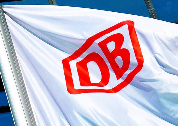 Berlin Berlin Hauptbahnhof DB 08.05.2020,eine windgestreckte weiße Fahnen mit Logo DB, Deutsche Bahn AG, vor dem Hauptbahnhof Berlin Copyright: xEibnerxPressefotox xDanielxLakomskix EP_dli