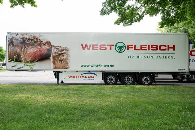 Westfleisch Corona Hotspot - Fleischfabrik in Coesfeld NRW Nordrhein-Westfalen - Firmen-LKW auf einem Parkplatz vor dem Werksgelände;Westfleisch Corona Hotspot - Fleischfabrik in Coesfeld NRW Nordrhein-Westfalen, Coesfeld NRW Deutschland Westfleisch-Fabrik