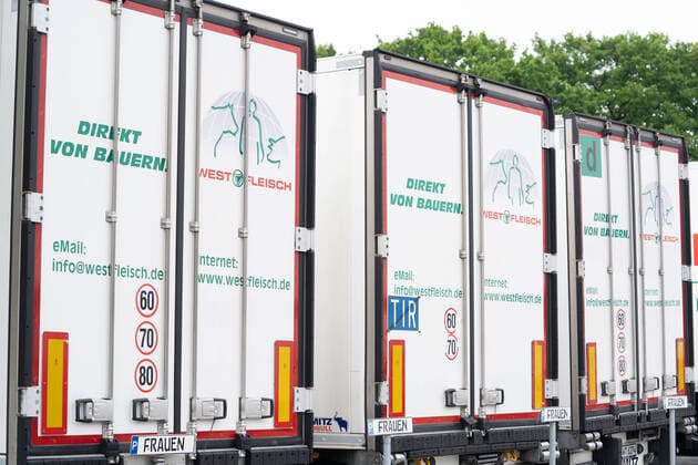 Westfleisch Corona Hotspot - Fleischfabrik in Coesfeld NRW Nordrhein-Westfalen - Flaggen an der Einfahrt zum Werksgelände;Westfleisch Corona Hotspot - Fleischfabrik in Coesfeld NRW Nordrhein-Westfalen, Coesfeld NRW Deutschland Westfleisch-Fabrik