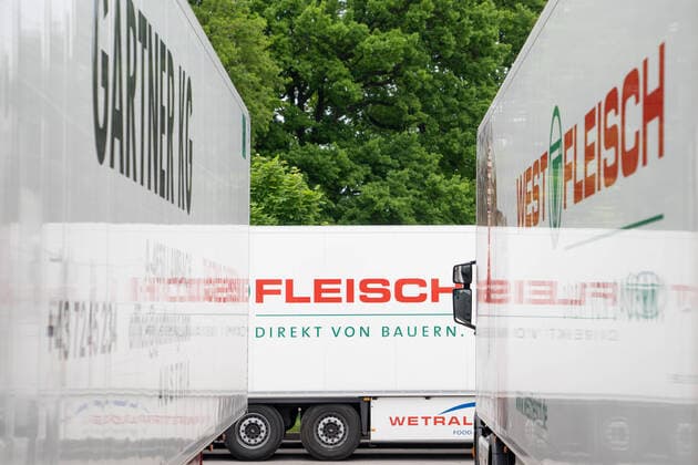 Westfleisch Corona Hotspot - Fleischfabrik in Coesfeld NRW Nordrhein-Westfalen - Firmen-LKW auf einem Parkplatz vor dem Werksgelände;Westfleisch Corona Hotspot - Fleischfabrik in Coesfeld NRW Nordrhein-Westfalen, Coesfeld NRW Deutschland Westfleisch-Fabrik