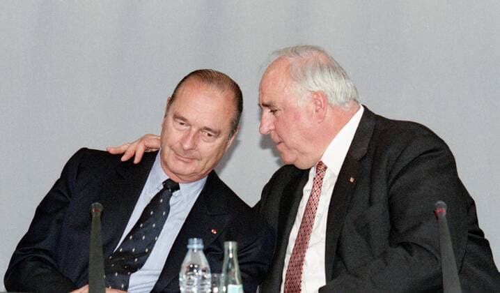 Kohl Chirac Weimar, DEU, 19.9.1997 - Bundeskanzler Helmut Kohl spricht mit Frankreichs Praesident Jacques Chirac waehrend des 70. deutsch-franzoesischen Treffens.