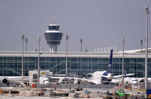 25.04.2020, Die Bayerische Landeshauptstadt München in Zeiten der Corona-Krise. Flughafen München an einem Samstag Nachmittag. Statt mehrerer tausend Starts und Landungen am Tag, sind heute nur vereinzelt Flugbewegungen zu verzeichnen. Die Maschinen von Lufthansa stehen in ihrer Parkposition am Gate. Im Vordergrund eine Baustelle am Terminal 2. 25.04.2020, Airport München in Zeiten von Corona 25.04.2020, Airport München in Zeiten von Corona *** 25 04 2020, The Bavarian capital Munich in times of corona crisis Munich Airport on a Saturday afternoon Instead of several thousand take-offs and landings a day, there are only a few isolated aircraft movements today Lufthansa aircraft are parked at their gate In the foreground is a construction site at Terminal 2 25 04 2020, Munich Airport in times of corona 25 04 2020, Munich Airport in tim