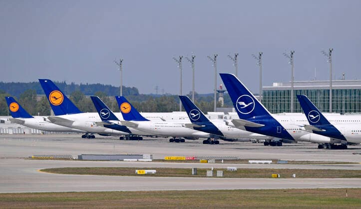 25.04.2020, Die Bayerische Landeshauptstadt München in Zeiten der Corona-Krise. Flughafen München an einem Samstag Nachmittag. Statt mehrerer tausend Starts und Landungen am Tag, sind heute nur vereinzelt Flugbewegungen zu verzeichnen. Die Maschinen von Lufthansa stehen in ihrer Parkposition am Gate. 25.04.2020, Airport München in Zeiten von Corona 25.04.2020, Airport München in Zeiten von Corona *** 25 04 2020, The Bavarian capital Munich in times of corona crisis Munich Airport on a Saturday afternoon Instead of several thousand take-offs and landings a day, there are only a few isolated aircraft movements today Lufthansa aircraft are parked at their gate 25 04 2020, Munich Airport in times of corona 25 04 2020, Munich Airport in times of corona