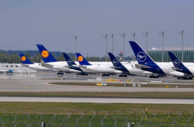 25.04.2020, Die Bayerische Landeshauptstadt München in Zeiten der Corona-Krise. Flughafen München an einem Samstag Nachmittag. Statt mehrerer tausend Starts und Landungen am Tag, sind heute nur vereinzelt Flugbewegungen zu verzeichnen. Die Maschinen von Lufthansa stehen in ihrer Parkposition am Gate. 25.04.2020, Airport München in Zeiten von Corona 25.04.2020, Airport München in Zeiten von Corona
