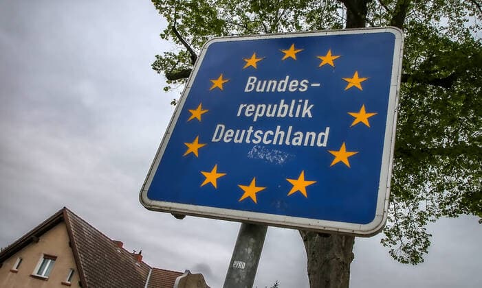 eingeschraenkte Grenzverkehr Polen 11.05.20, polnisch-deutscher Grenzuebergang Hohenwutzen. Strassenschild zeigt Schriftzug: Bundesrepublik Deutschland. Eingeschraenkter Grenzverkehr an der deutsch-polnischen Grenze wegen des Coronavirus. Hohenwutzen Deutschland Grenze