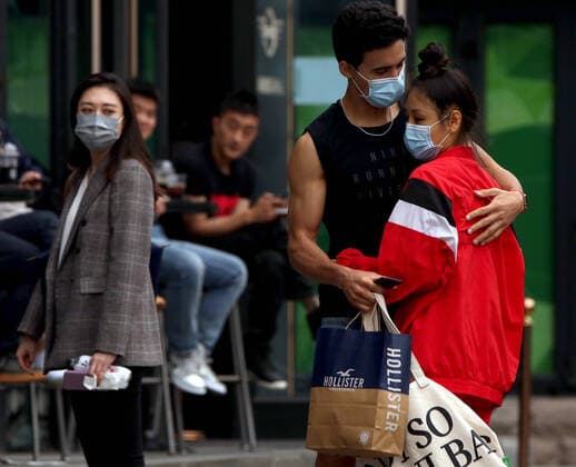 News Bilder des Tages Chinese continue to wear protective face masks while visiting a shopping area as the threat level of the Covid-19 has been officially lowered in Beijing on Monday, May 11, 2020. There are fears a new wave of coronavirus cases could be lifting off in China, with one city in Jilin province being classified as high-risk and the epicenter of the outbreak, Wuhan, reporting new cases of infections.  PEK2020051114 STEPHENxSHAVER