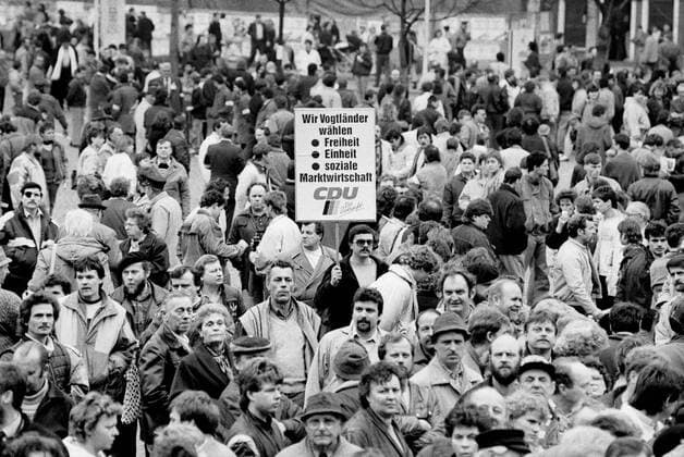 CDU Kundgebung Dresden 1990 Dresden, DEU - 16.09.1990 - Wahlkampfveranstaltung der saechsischen CDU in Dresden, CDU Anhaenger. Dresden Germany *** CDU rally Dresden 1990 Dresden, DEU 16 09 1990 Election campaign event of the Saxon CDU in Dresden, CDU supporters Dresden Germany