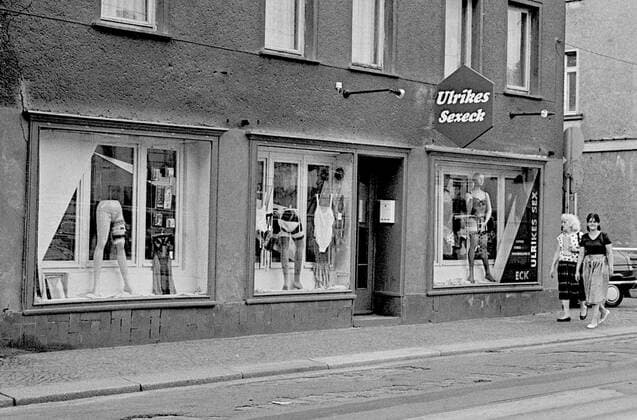 Leipzig 1991 Zwei Frauen laufen an einem Sexshop in Leipzig vorbei. Leipzig Germany *** Leipzig 1991 Two women walk past a sex shop in Leipzig Leipzig Germany