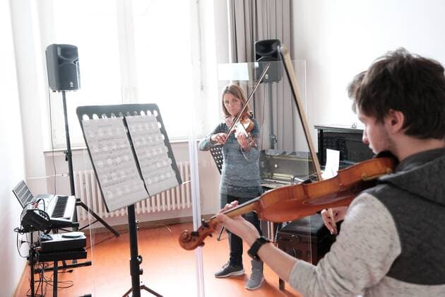 News Bilder des Tages 11.05.2020 xkhx Kassel nach Corona-Lockerung Wiederbeginn des Präsensunterrichts der Kasseler Musikschule hier durch die Geigenlehrerin Sonja Heimann-Sandrock