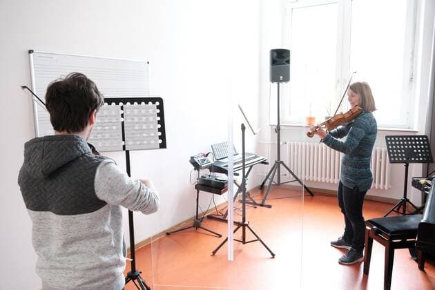 11.05.2020 xkhx Kassel nach Corona-Lockerung Wiederbeginn des Präsensunterrichts der Kasseler Musikschule hier durch die Geigenlehrerin Sonja Heimann-Sandrock