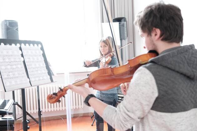 11.05.2020 xkhx Kassel nach Corona-Lockerung Wiederbeginn des Präsensunterrichts der Kasseler Musikschule hier durch die Geigenlehrerin Sonja Heimann-Sandrock