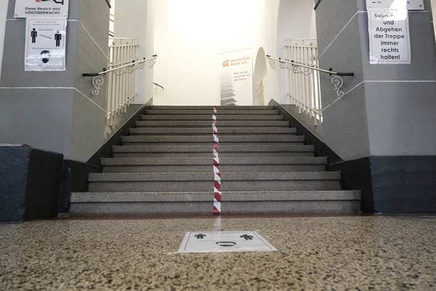 11.05.2020 xkhx Kassel nach Corona-Lockerung Wiederbeginn des Präsensunterrichts der Kasseler Musikschule Desinfektion und Abstand sind Pflicht