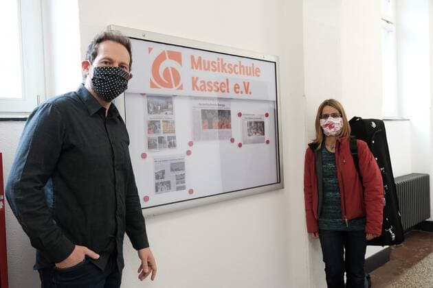 11.05.2020 xkhx Kassel nach Corona-Lockerung Wiederbeginn des Präsensunterrichts der Kasseler Musikschule Schulleiter Sebastian Wolf mit Gesichtsmaskedie Geigenlehrerin Sonja Heimann-Sandrock
