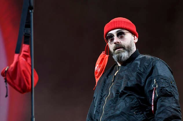 Bilder des Jahres 2020, Entertainment 05 Mai News Bilder des Tages Sido live beim Autokultur-Konzert auf dem Schützenplatz. Die Besucher verfolgen unter Berücksichtigung klarer Hygiene-Vorschriften während der Corona-Krise den Auftritt aus dem Auto. Hannover, 11.05.2020 *** Sido live at the Autokultur concert on the Schützenplatz The visitors follow the performance from the car during the Corona crisis, taking into account clear hygiene regulations Hanover, 11 05 2020 Foto:xC.xNiehausx xFuturexImage
