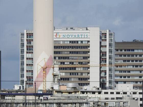 12.02.2020 Basel ,Schweiz. Im Bild : Novartis Hochhaus Logo Schriftzug, Immobilie Chemie Industrie
