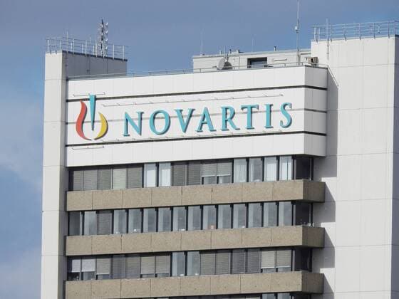 12.02.2020 Basel ,Schweiz. Im Bild : Novartis Hochhaus Logo Schriftzug, Immobilie Chemie Industrie