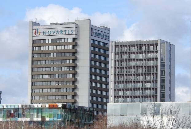 12.02.2020 Basel ,Schweiz. Im Bild : Novartis Hochhaus Logo Schriftzug, Immobilie Chemie Industrie