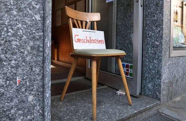 xblx, geschlossene Gastronomie, Stuhl in der Tür, emwir Frankfurt am Main *** xblx, closed gastronomy, chair in the door, emwir Frankfurt am Main