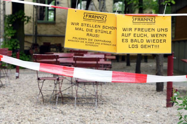 Bilder des Jahres 2020, News 05 Mai News Bilder des Tages 12.05.2020, Berlin - Deutschland. Die Gastronomie wartet auf Lockerungen in der Corona-Krise, bisher müssen Biergärten noch geschlossen bleiben und dürfen keine Gäste bedienen. Stühle und Tische stehen aber schon bereit. *** 12 05 2020, Berlin Germany The catering industry is waiting for the Corona crisis to ease up, so far beer gardens have to remain closed and are not allowed to serve guests.