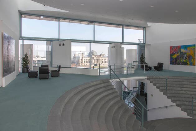 Skylobby Kanzleramt Berlin, 29.10.14 - Skylobby in der 7.Etage des Kanzleramtes, an den Waenden sind Bilder von Gerhard Richter zu sehen, Blick auf den Reichstag. Berlin Deutschland